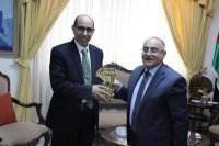 وزير الثقافة يكرّم الفنان المراشدة