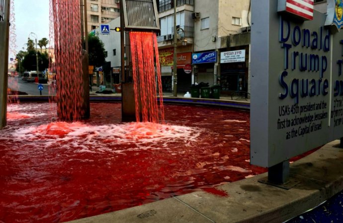 طلاء "ساحة ترامب" في فلسطين المحتلة بالأحمر، وكتابة عبارة "الضم سيكلفنا الدم"