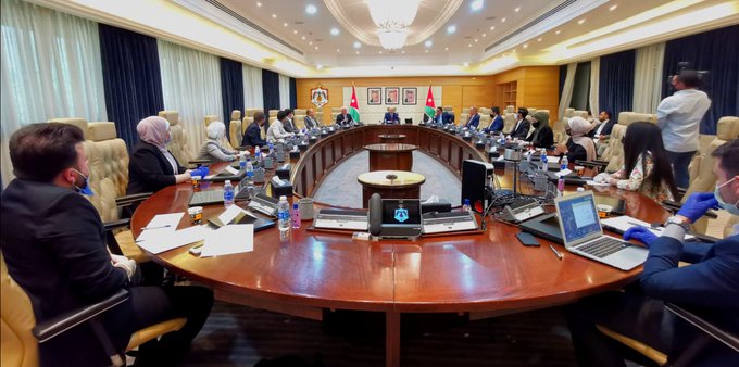 الرزاز يلتقي طلبة من الجامعة الاردنية بعد استجابته لمطلبهم بتأجيل حفلات التخرج