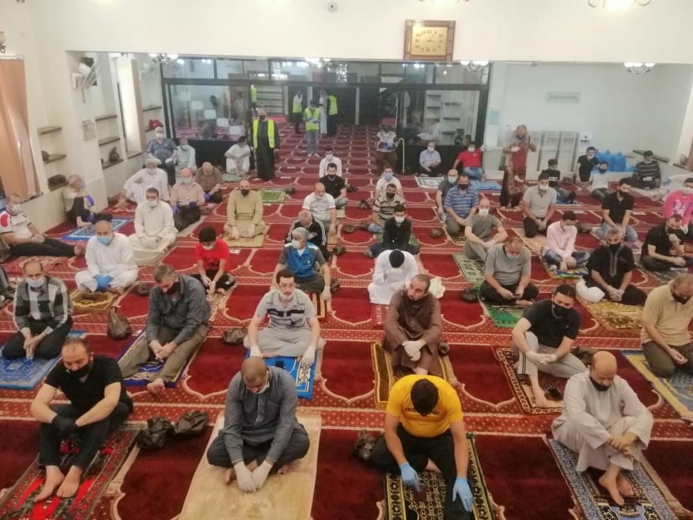 الإفتاء تحرم صلاة الجماعة على مصابي كورونا