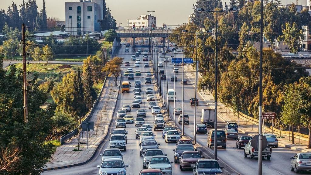 أردنيون قلقون على رواتبهم من قرارات الحكومة