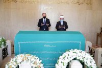 أمراء يزورون ضريح الملك المؤسس