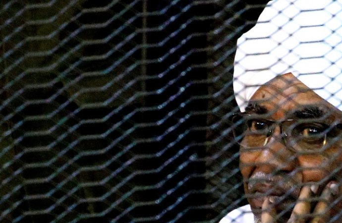 أولى جلسات محاكمة الرئيس السوداني السابق وقيادات بتهم قد تصل عقوبتها الإعدام