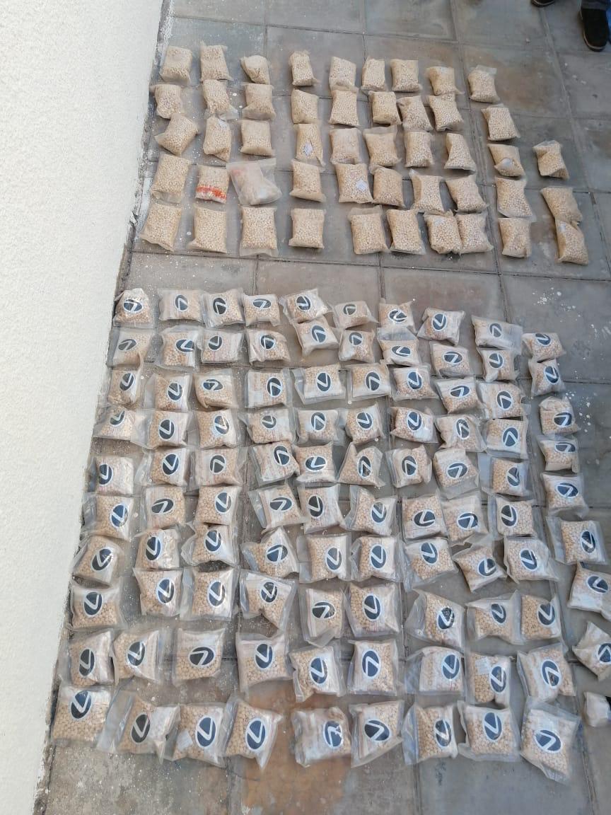 بالصور .. ضبط 200 الف حبة مخدرة بحوزة شخصين في المفرق ، و 1 كغم من مادة الكريستال المخدرة بحوزة مروجين اثنين
