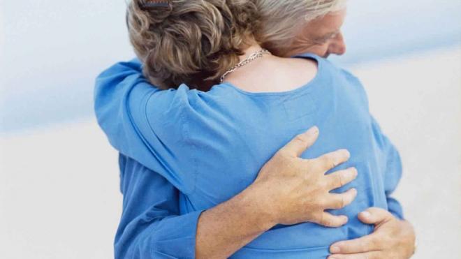كم حضنًا يحتاج الإنسان في اليوم؟ وما هي فوائده؟