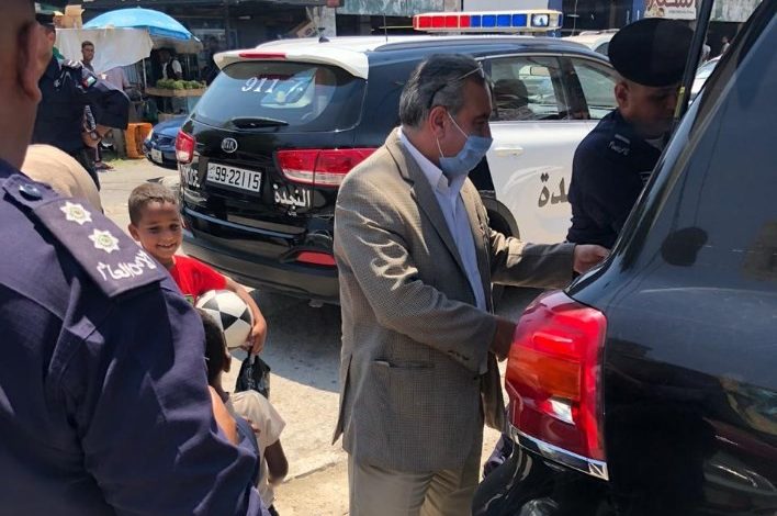 شاهد بالصور ..  قصة وزير الشباب مع "أطفال الحارة"!!