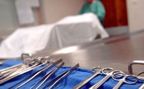 الطب الشرعي ينهي تشريح جثة الطفل المتوفى بحادثة التسمم في البقعة (تفاصيل )