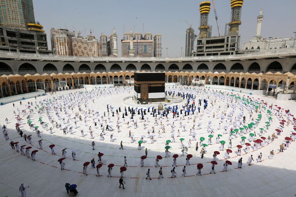 مشهد مهيب.. "ضيوف الرحمن" يتوافدون لمشعر عرفات لتأدية الركن الأعظم للحج (مباشر)