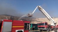 إخماد حريق مركبات "سكراب" في المنطقة الحرة في الزرقاء(صور)