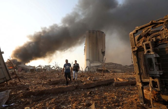 الاقتصاد اللبناني: لا يمكن استخدام القمح في الصوامع بميناء بيروت وسنستورد قمحا