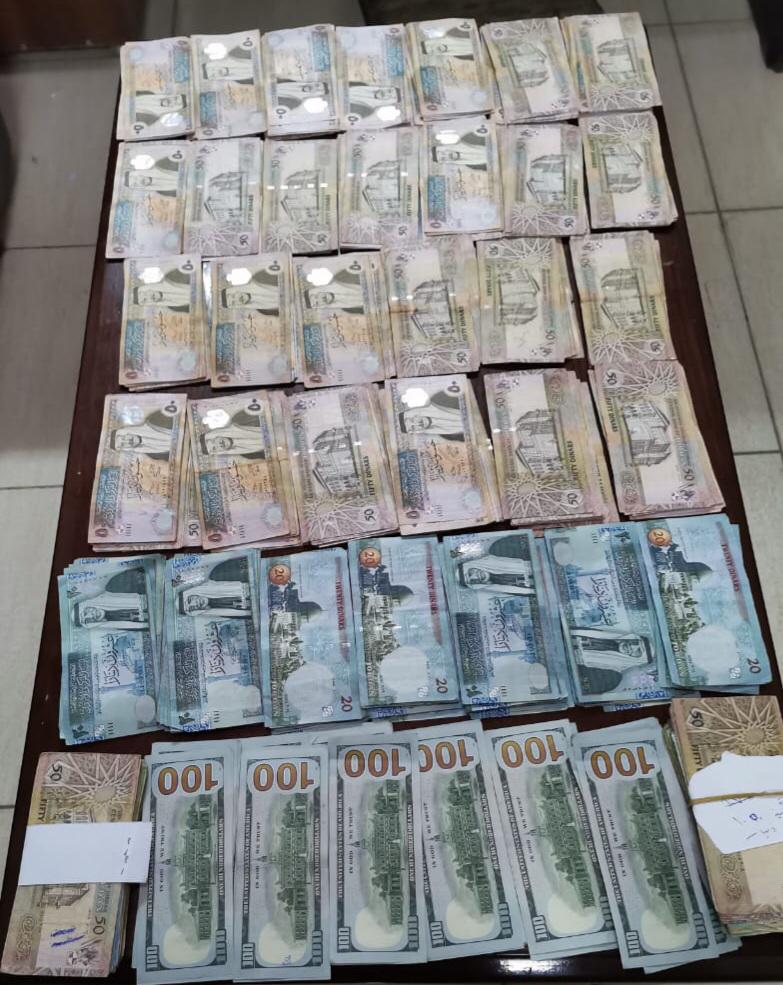 القبض على 3 حرامية سرقوا مبالغ مالية كبيرة من منزل في عمان.. وسارق يسطو على مدرسة في الزرقاء (صور)