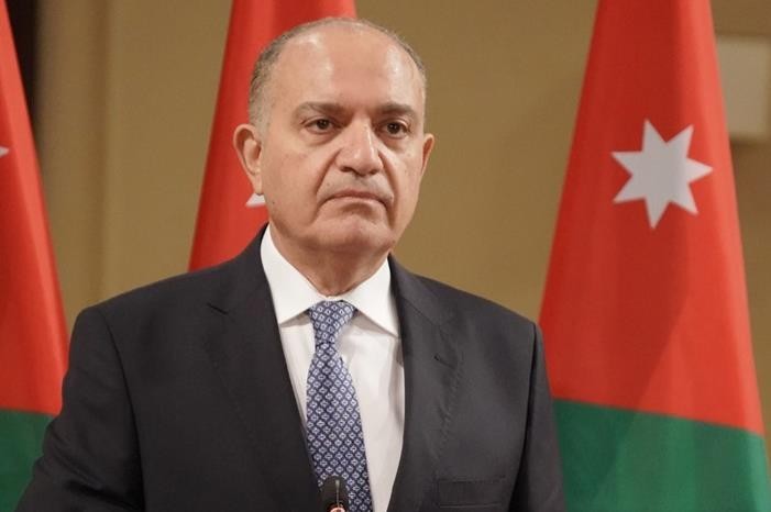 العضايلة يوضح حول فتح المطار وعزل احياء بعمان