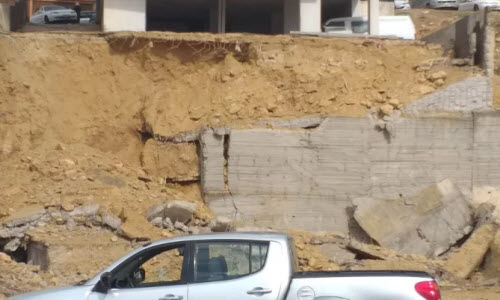العقبة.. انهيار سور استنادي وإخلاء عمارة سكنية بجواره