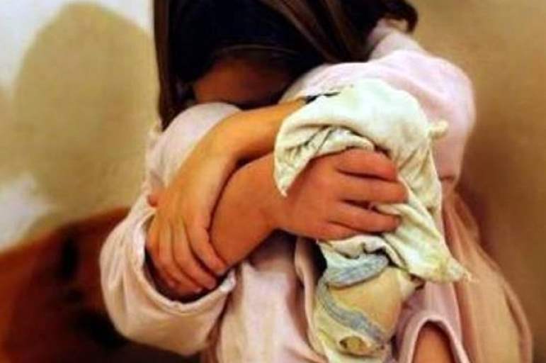اب يغتصب طفلته ويعترف أمام المحكمة: مراتي مش فاضية