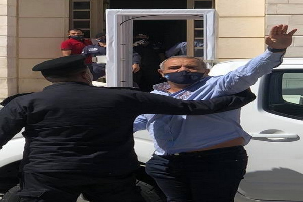 بالصور.. صحفيون ينظمون وقفة تضامن مع الزميل عماد حجاج أمام قصر العدل
