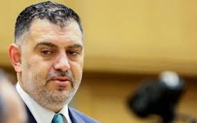 وزير العمل يقرر السماح بتجديد تصاريح العمالة الوافدة على نفس الكفيل لمدة محددة وبمهن معينة