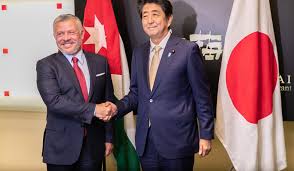 الملك يطمئن هاتفياً على صحة رئيس الوزراء الياباني المستقيل