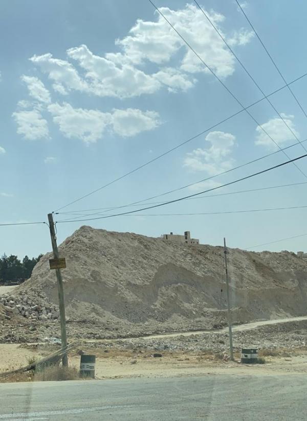 مشروع مول كبير بالسلط يتحول الى كسارة (صور)