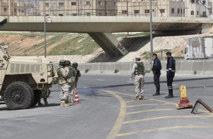 ضبط 6 مركبات و102 شخص خالفوا قرار حظر التجول الشامل بالزرقاء
