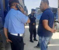 ضبط سائق أخرج ساقه من النافذة أثناء القيادة (فيديو)