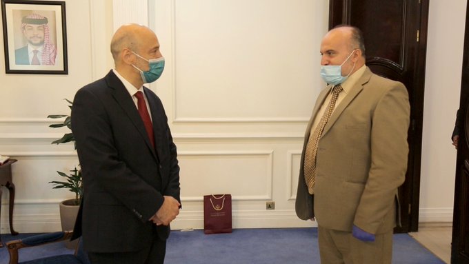 الرزاز يكرم موظفاً كشف قضية فساد