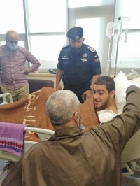 الحواتمة يسمح لوالد ”فتى الزرقاء” بزيارة ابنه داخل المسشتفى