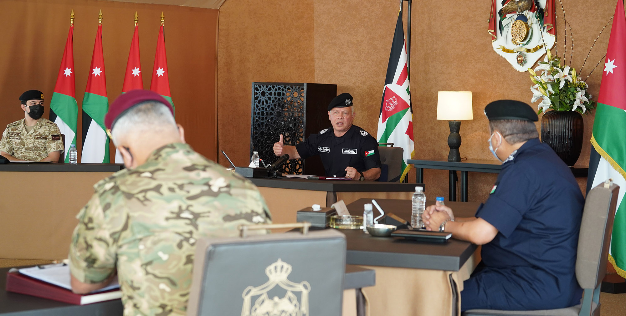 الملك يؤكد أهمية تكثيف الجهود المبذولة لحماية المجتمع