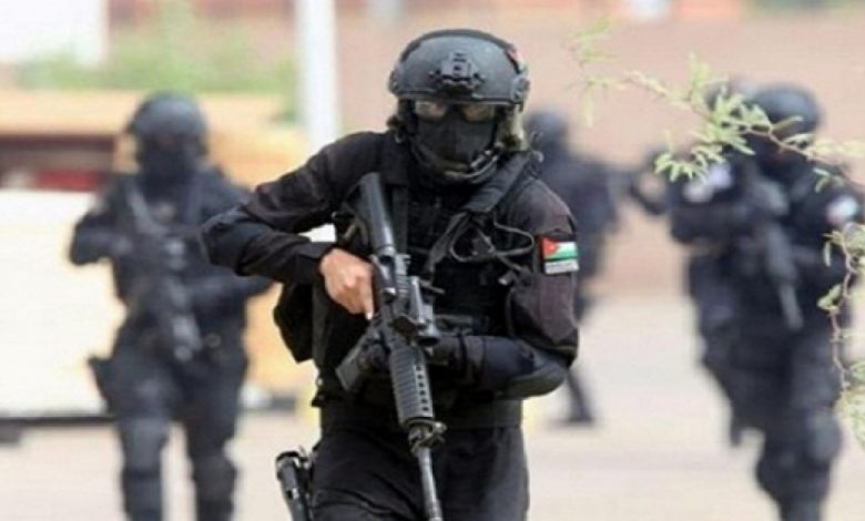 مداهمات امنية جديدة تنتهي بالقاء القبض على مصنف خطير وتجار مخدرات في محافظتي الزرقاء والكرك ولواء الرمثا – تفاصيل وصور