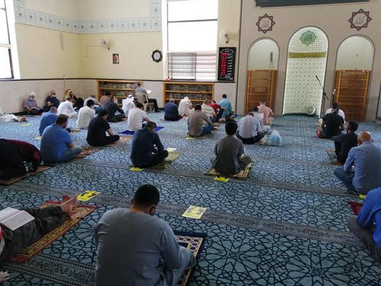 استثناء من الحظر لآداء صلاة الجمعة