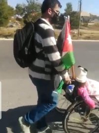 من إربد إلى عمان .. أردني سار على قدميه مطالباً بعلاج طفلته