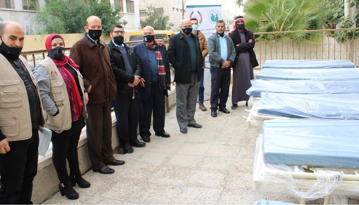 اتحاد الجمعيات الخيرية يوزع أسرة طبية على مرضى فقراء
