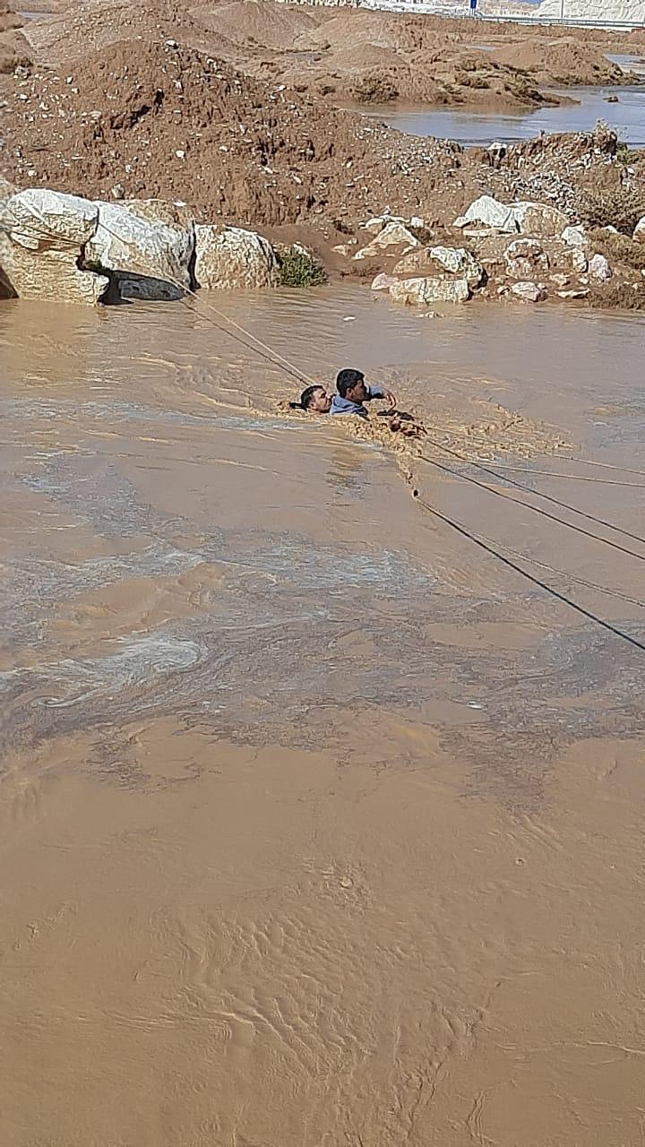 شاهدوا بالفيديو: إنقاذ شخصين حاصرتهما السيول في منطقة الركبان بمحافظة الزرقاء