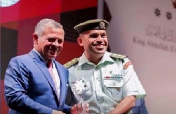 الملك يهاتف العقيد الطبيب الطرابشة (فيديو)