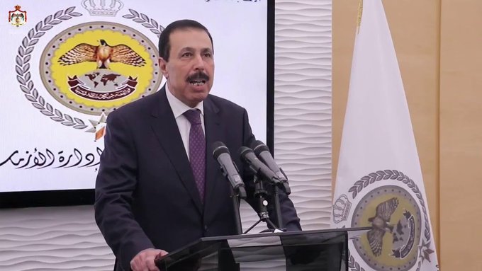 النعيمي يوعز بتطوير المختبرات المدرسية وتعزيز الجانب العملي للطلبة