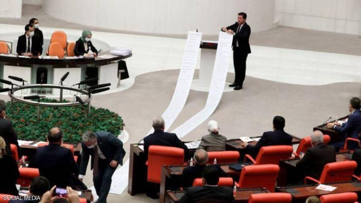 فيديو.. نائب تركي يلقي لفافة ورق تفضح "صفقات أردوغان"