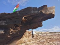 (بعد اثارتها الجدل .. تحطم جزء من صخرة عراعر في ذيبان (صور