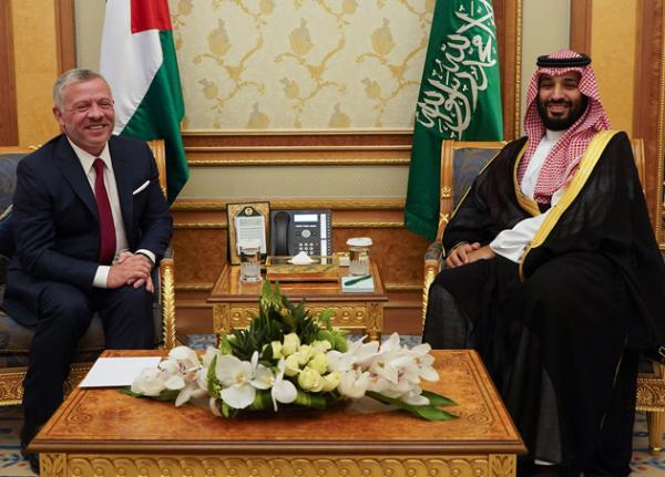 الملك يبحث مع ولي العهد السعودي العلاقات الأخوية