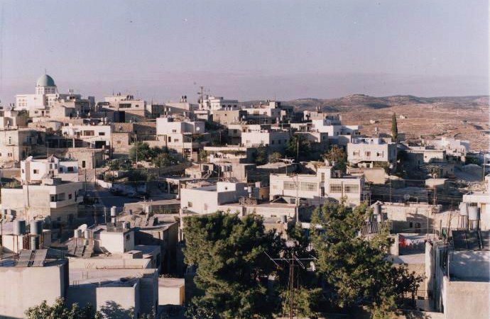 مستوطنون يشرعون باقامة مستوطنة جديدة على تلال حلحول