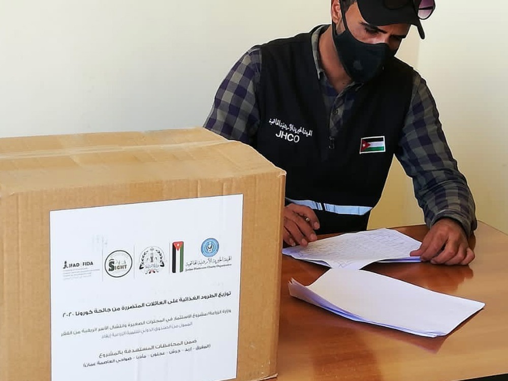 "الخيرية الهاشمية" ووزارة الزراعة توزعان 11782 طردا غذائيا على الأسر العفيفة واللاجئين