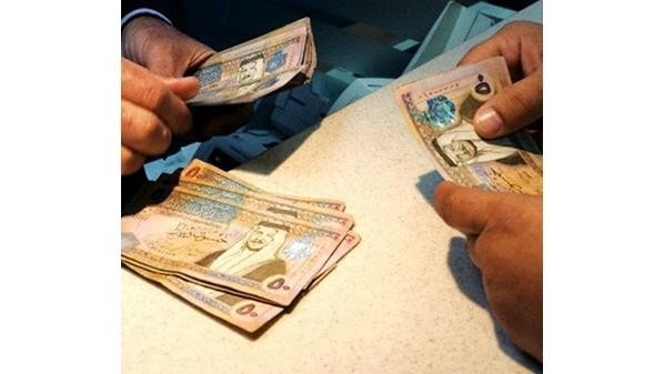 مكافأة بالآف الدنانير لمسؤول حكومي دون وجه الحق …