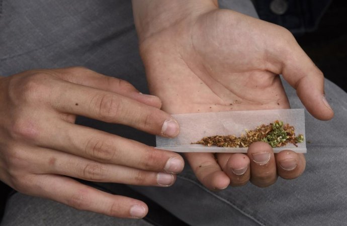 "جمرك المطار" يتعامل مع 12 قضية مخدرات في 6 أشهر