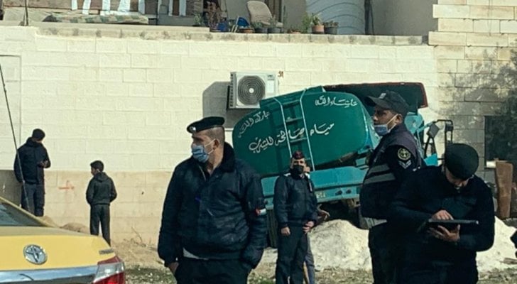 تدهور صهريج واصطدامه بإحدى البنايات بعمان (صور)