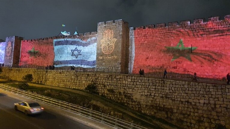 وضع أعلام ضخمة للمغرب على أسوار القدس إلى جانب العلم الإسرائيلي