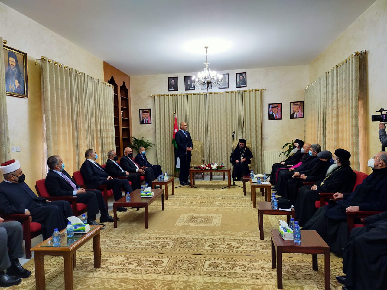 الخصاونة يزور كنيسة مطران الروم الكاثوليك