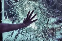 ضبط شخص حطم زجاج مركبات في الزرقاء