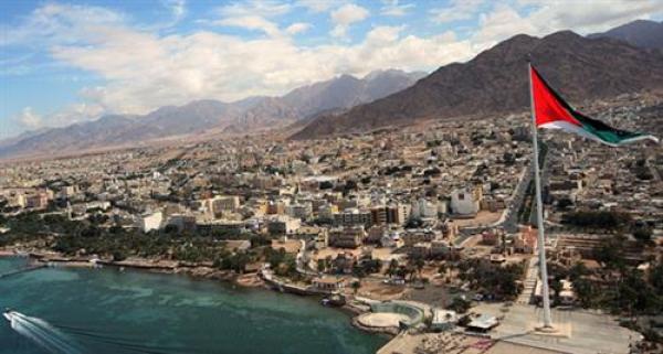 الدوريات الخارجية تعلن فتح الطريق الخلفي في العقبة لمسير الشاحنات