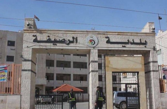 بلدية الرصيفة تقاضي المعتدين على مقبرة الرصيفة