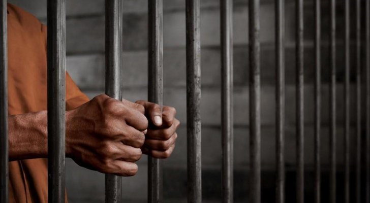 السجن 8 سنوات لثلاثيني ضرب ابنه الحدث حتى الموت