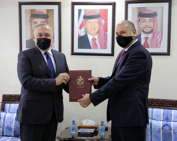 العودات يتسلم التقرير السنوي لهيئة النزاهة ومكافحة الفساد