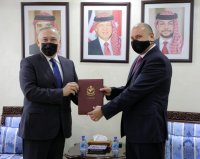 العودات يتسلم التقرير السنوي لهيئة النزاهة ومكافحة الفساد
